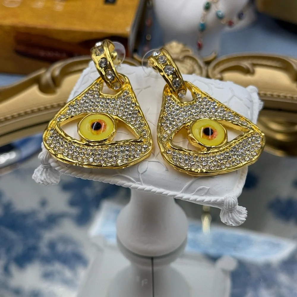 🆕 SCHIAPARELLI for V&A Museum 🧿 Electric Gold Rhinestones Eye Earrings - Picture 11 of 15